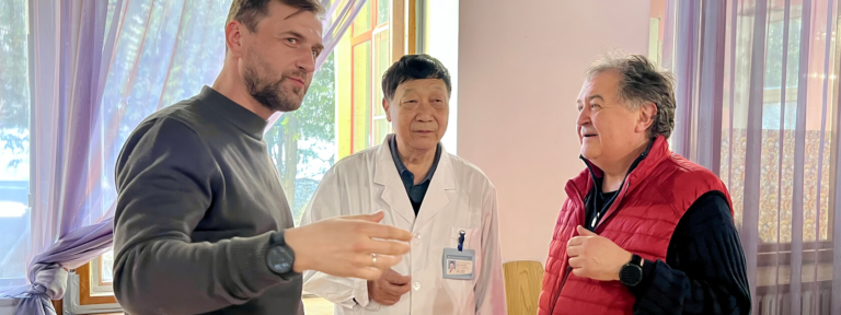 В Детском реабилитационном центре Российского детского фонда доктор Ши проводит осмотр детей с ДЦП